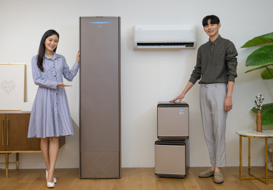 삼성전자 모델들이 2020년형 '무풍에어컨'과 공기청정기 '무풍큐브'를 소개하고 있다. <삼성전자 제공>